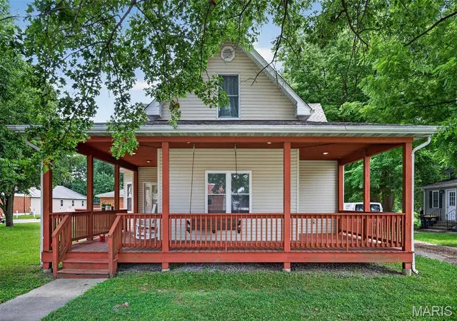 Homes for sale in Alhambra, IL | 310 E Main St, Alhambra, IL 62001 | MLS# MIS26042008
