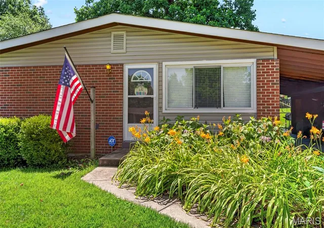 4th image of 2480 Furlong Ln, Florissant, MO 63033 | MLS# MIS26042081