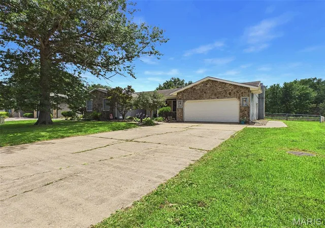 Homes for sale in Staunton, IL | 112 Woods Mill Dr, Staunton, IL 62088 | MLS# MIS26042085