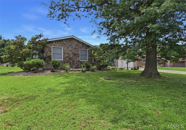 Homes for sale in Staunton, IL | 112 Woods Mill Dr, Staunton, IL 62088 | MLS# MIS26042085