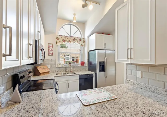 Photo 4 of Single family home for sale at 1927 Bennington Common Dr, Saint Louis, MO 63146 | MLS# MIS26042093 | Listing updated on 2026-09-21