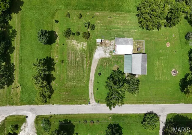Homes for sale in Highland, IL | 407 S Mulberry St, Highland, IL 62249 | MLS# MIS26042098