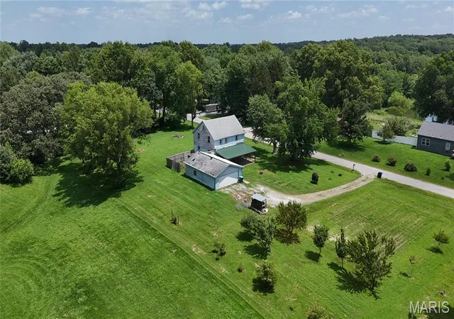 Homes for sale in Highland, IL | 407 S Mulberry St, Highland, IL 62249 | MLS# MIS26042098