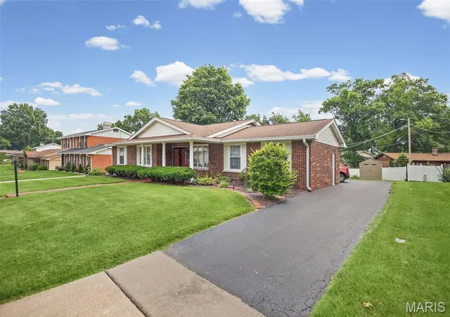 Homes for sale in Godfrey, IL | 5303 River Aire Dr, Godfrey, IL 62035 | MLS# MIS26042109