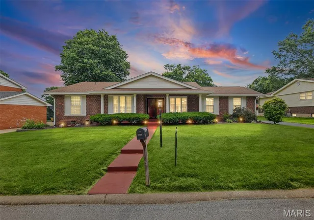 Homes for sale in Godfrey, IL | 5303 River Aire Dr, Godfrey, IL 62035 | MLS# MIS26042109