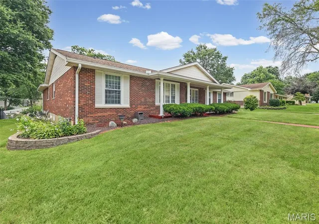 Homes for sale in Godfrey, IL | 5303 River Aire Dr, Godfrey, IL 62035 | MLS# MIS26042109