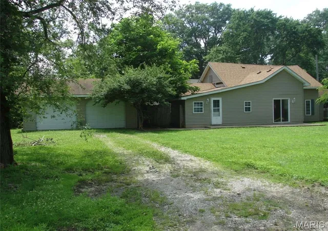 Homes for sale in Livingston, IL | 372 S 2Nd St, Livingston, IL 62058 | MLS# MIS26042136