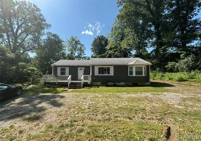 Homes for sale in Belleville, IL | 912 S 11th St, Belleville, IL 62226 | MLS# MIS26042143