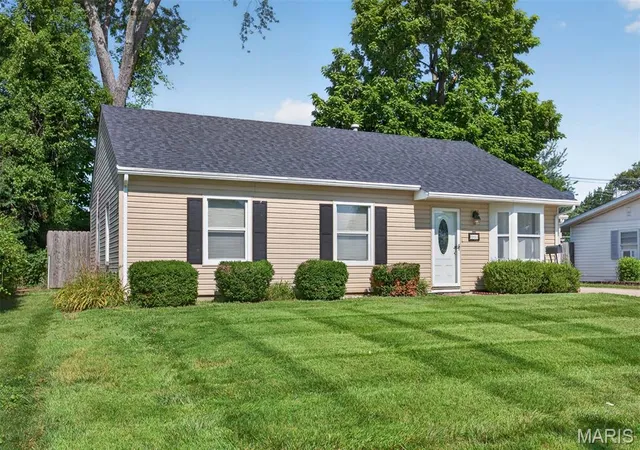 2nd image of 205 Wellesley Dr, O Fallon, IL 62269 | MLS# MIS26042146