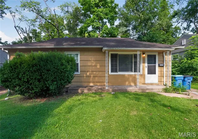 Photo 1 of Single family home for sale at 9713 Medford Dr, St Louis, MO 63136 | MLS# MIS26042148 | Listing updated on 2026-10-23