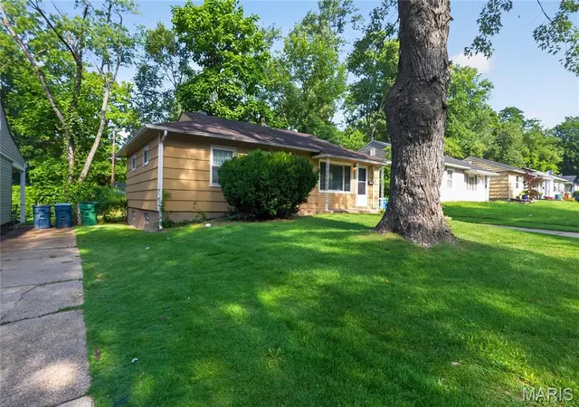 Photo 3 of Single family home for sale at 9713 Medford Dr, St Louis, MO 63136 | MLS# MIS26042148 | Listing updated on 2026-10-23