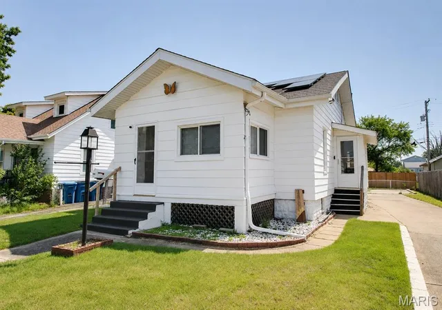 Homes for sale in Wood River, IL | 455 N 1st St, Wood River, IL 62095 | MLS# MIS26042159