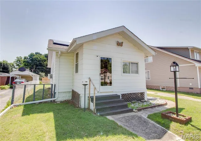 Homes for sale in Wood River, IL | 455 N 1St St, Wood River, IL 62095 | MLS# MIS26042159