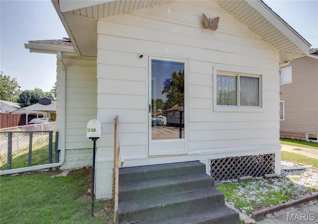 Homes for sale in Wood River, IL | 455 N 1St St, Wood River, IL 62095 | MLS# MIS26042159