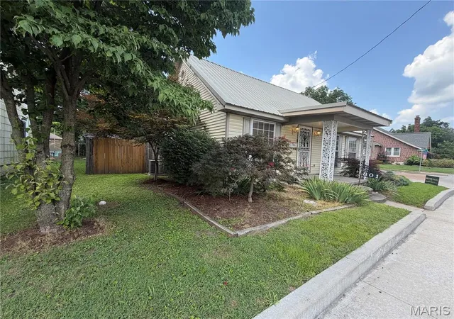2nd image of 801 S Main St, Charleston, MO 63834 | MLS# MIS26042161