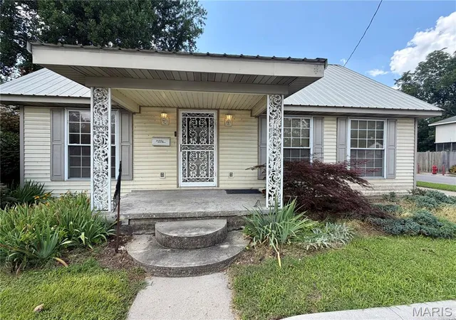 3rd image of 801 S Main St, Charleston, MO 63834 | MLS# MIS26042161