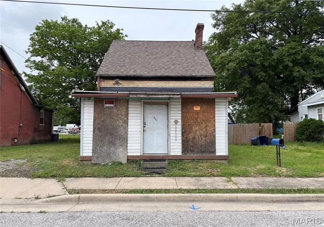 Homes for sale in Belleville, IL | 731 S 1st St, Belleville, IL 62220 | MLS# MIS26042179