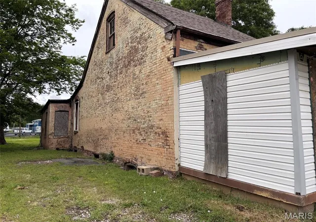 Photo 3 of Single family home for sale at 731 S 1St St, Belleville, IL 62220 | MLS# MIS26042179 | Listing updated on 2026-07-07