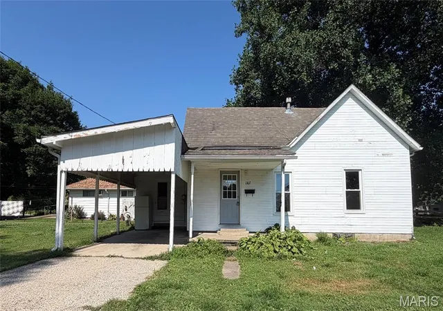 1st image of 1302 W Edwards St, Vandalia, IL 62471 | MLS# MIS26042197