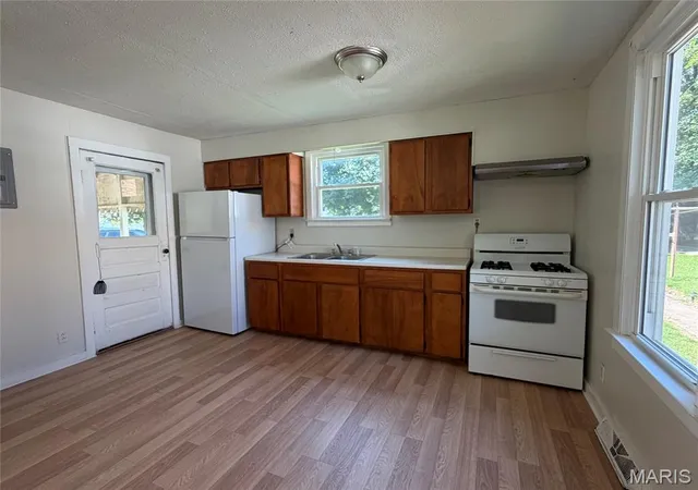 2nd image of 1302 W Edwards St, Vandalia, IL 62471 | MLS# MIS26042197