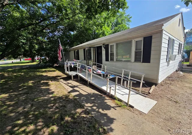 Homes for sale in Cahokia, IL | 2002 Jerome Ln, Cahokia, IL 62206 | MLS# MIS26042205