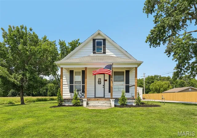 Photo 1 of Single family home for sale at 401 S A St, Vernon, IL 62892 | MLS# MIS26042216 | Listing updated on 2026-08-19