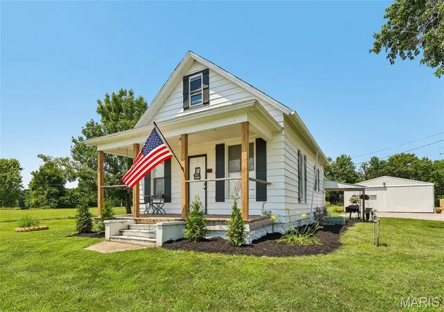 Photo 3 of Single family home for sale at 401 S A St, Vernon, IL 62892 | MLS# MIS26042216 | Listing updated on 2026-08-19