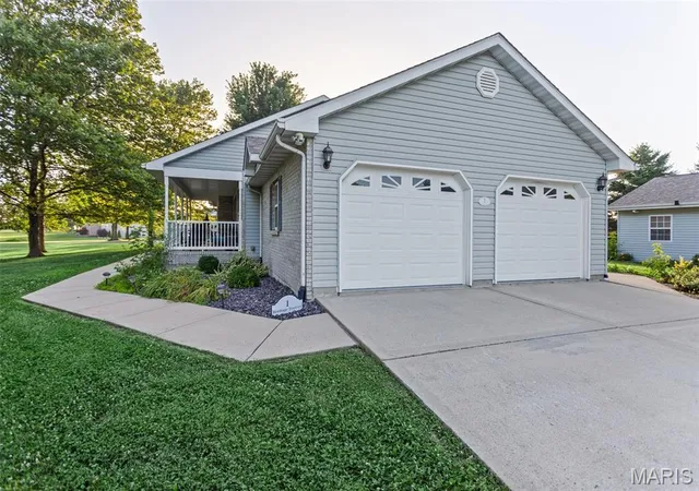 Photo 2 of Single family home for sale at 1 Heritage Trl, Moro, IL 62067 | MLS# MIS26042220 | Listing updated on 2026-09-12