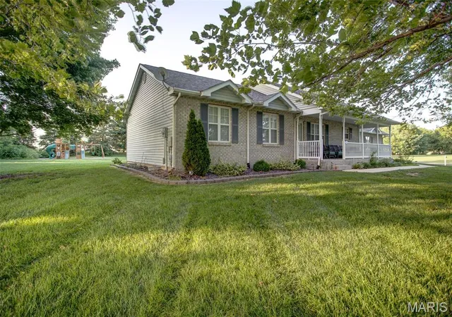 Photo 3 of Single family home for sale at 1 Heritage Trl, Moro, IL 62067 | MLS# MIS26042220 | Listing updated on 2026-09-12