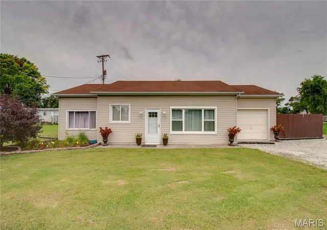 Homes for sale in Granite City, IL | 4815 Wabash Ave, Granite City, IL 62040 | MLS# MIS26042253