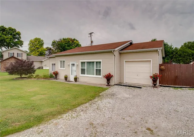 Homes for sale in Granite City, IL | 4815 Wabash Ave, Granite City, IL 62040 | MLS# MIS26042253