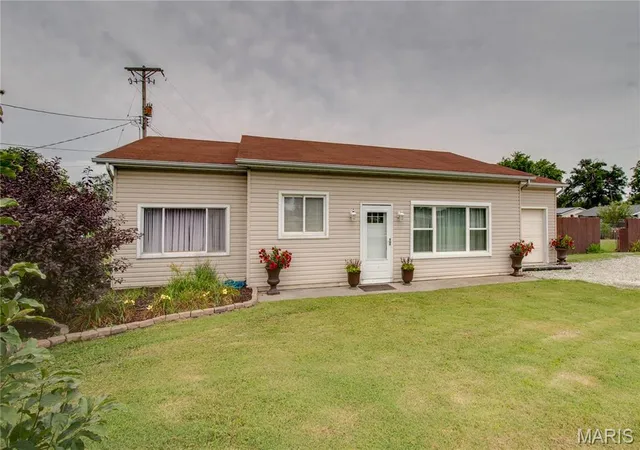 Homes for sale in Granite City, IL | 4815 Wabash Ave, Granite City, IL 62040 | MLS# MIS26042253