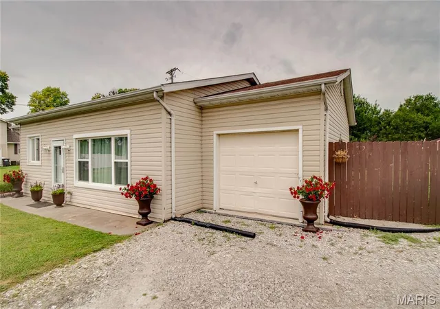 Homes for sale in Granite City, IL | 4815 Wabash Ave, Granite City, IL 62040 | MLS# MIS26042253