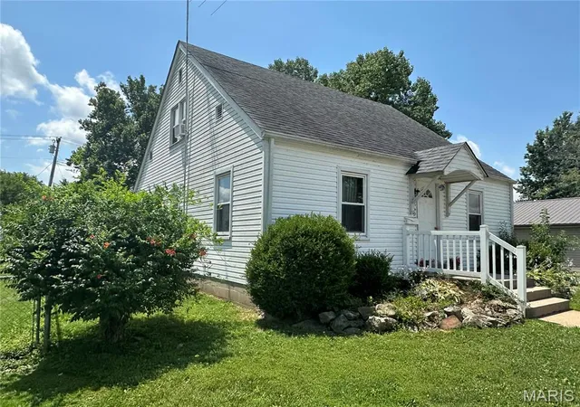 Photo 2 of Single Family Residence at 706 E Apple Ave, Owensville, MO 65066 | MLS# MIS26042256 |  | Sold on 2026-09-03