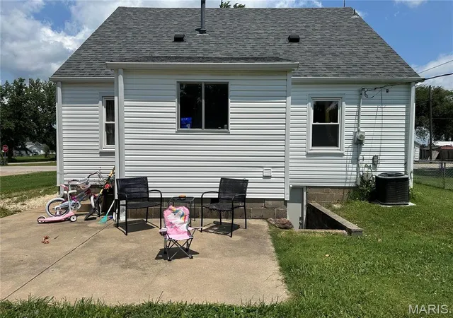 Photo 5 of Single Family Residence at 706 E Apple Ave, Owensville, MO 65066 | MLS# MIS26042256 |  | Sold on 2026-09-03