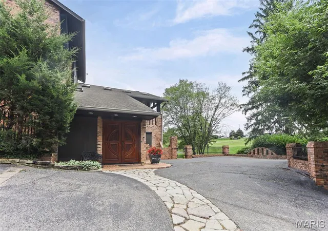 Photo 3 of Single family home for sale at 1 Saint Andrews Dr, Belleville, IL 62223 | MLS# MIS26042274 | Listing updated on 2026-09-01