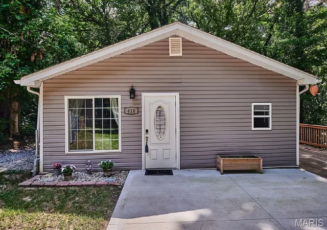Photo 3 of Single family home for sale at 610 Saint Clair Rd, Fairview Heights, IL 62208 | MLS# MIS26042277 | Listing updated on 2026-10-27
