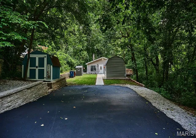 Photo 4 of Single family home for sale at 610 Saint Clair Rd, Fairview Heights, IL 62208 | MLS# MIS26042277 | Listing updated on 2026-10-27