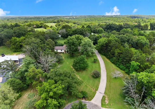 Photo 3 of Sale Pending at 164 Country Squire Ln, Washington, MO 63090 | MLS# MIS26042297 | Listing updated on 2026-08-19
