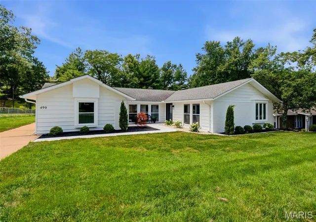 Homes for sale in Ballwin, MO | 490 Maymont Dr, Ballwin, MO 63011 | MLS# MIS26042370