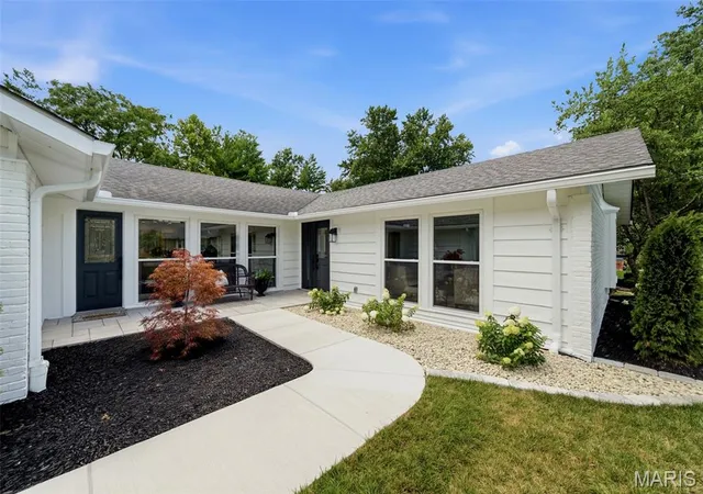 Homes for sale in Ballwin, MO | 490 Maymont Dr, Ballwin, MO 63011 | MLS# MIS26042370