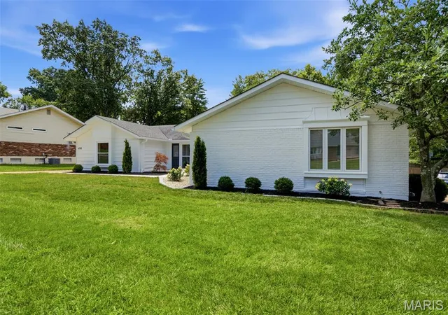 Homes for sale in Ballwin, MO | 490 Maymont Dr, Ballwin, MO 63011 | MLS# MIS26042370