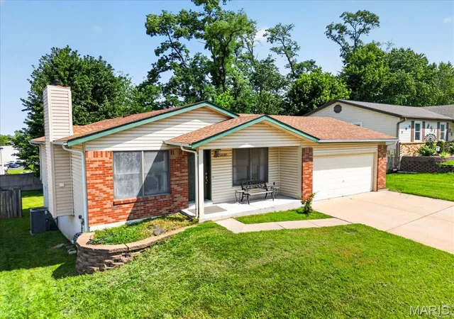 Photo 2 of Sale Pending at 12127 Josephine Marie Dr, Maryland Heights, MO 63043 | MLS# MIS26042375 | Listing updated on 2026-08-27