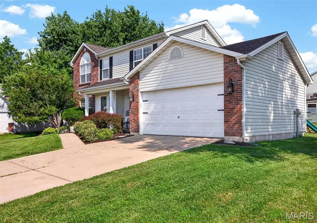 Photo 3 of Sale Pending at 10 Amber Wave Ct, O Fallon, MO 63366 | MLS# MIS26042418 | Listing updated on 2026-09-05