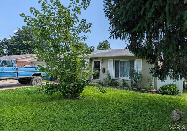 Homes for sale in Granite City, IL | 2622 Pontoon Rd, Granite City, IL 62040 | MLS# MIS26042425