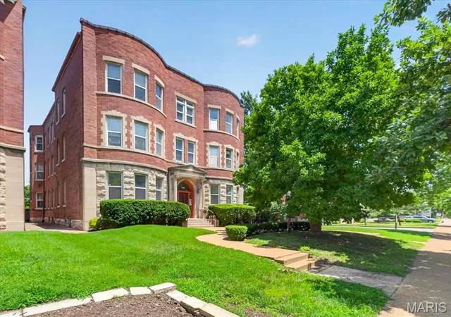 Photo 2 of Condo for sale at 4317 Lindell Blvd #D, St Louis, MO 63108 | MLS# MIS26042459 | Listing updated on 2026-09-05