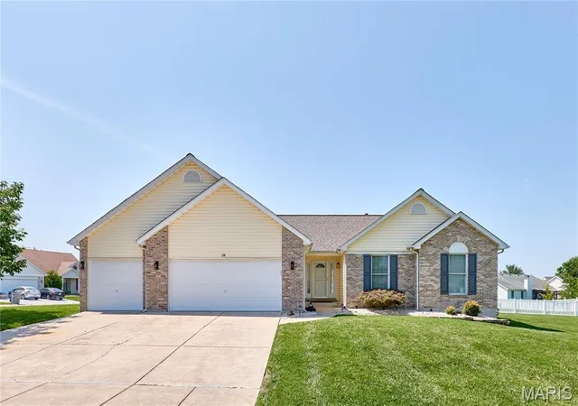 2nd image of 28 Jacobs Ct W, Saint Peters, MO 63376 | MLS# MIS26042460