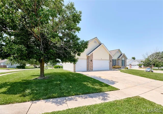 4th image of 28 Jacobs Ct W, Saint Peters, MO 63376 | MLS# MIS26042460