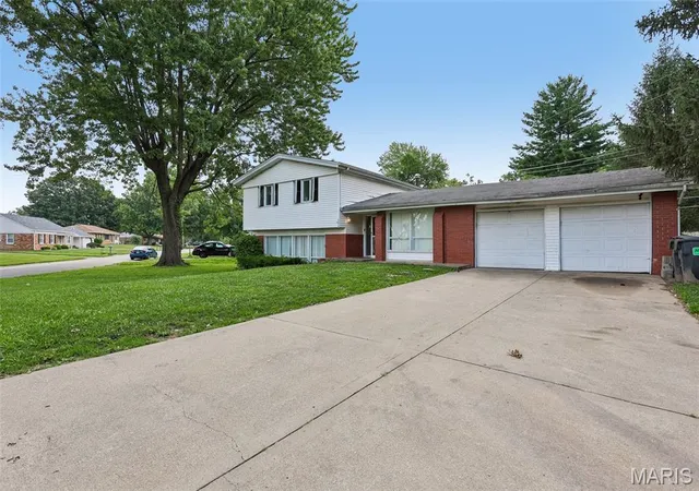 Homes for sale in Fairview Heights, IL | 100 Bountiful Dr, Fairview Heights, IL 62208 | MLS# MIS26042473