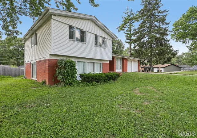 Homes for sale in Fairview Heights, IL | 100 Bountiful Dr, Fairview Heights, IL 62208 | MLS# MIS26042473